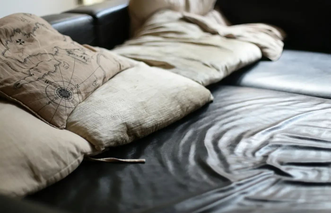 Removing a washable sofa cushion cover
